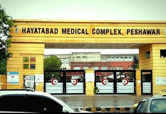 حیات آباد میڈیکل کمپلیکس میں بارش کا پانی وارڈز اور راہداریوں میں داخل، مریضوں اور عملے کو مشکلات