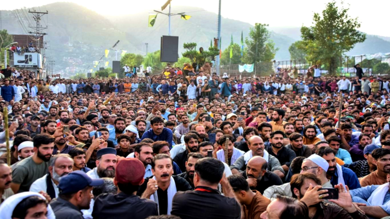 کشمیر کی عوام سڑکوں پر، حکومت انتخابات میں مصروف؛ اضافی پولیس نفری پر نئے سوالات