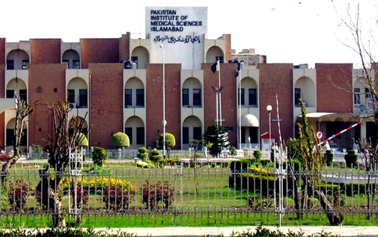 پمز میں جعلی میڈیکو لیگل سرٹیفکیٹس کا اسکینڈل بے نقاب، ایف آئی اے کا ٹریپ ریڈ، ڈاکٹر سمیت 3 افراد گرفتار