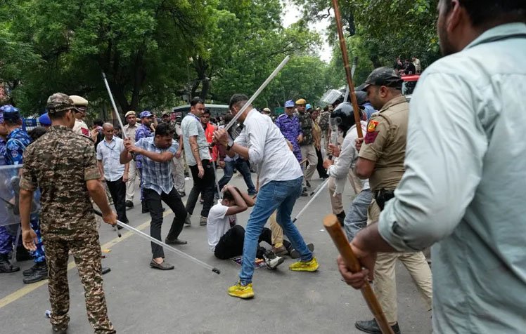 “کاکروچ” طلبہ تحریک کے مظاہرین کا پارلیمنٹ کی جانب مارچ