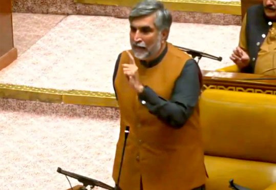 ایم اے، ایم ایس سی پاس بچیوں کو 8 ہزار روپے ماہانہ پر رکھا گیا، کم از کم تنخواہ کے قانون کی خلاف ورزی ہوئی: امجد علی جاوید