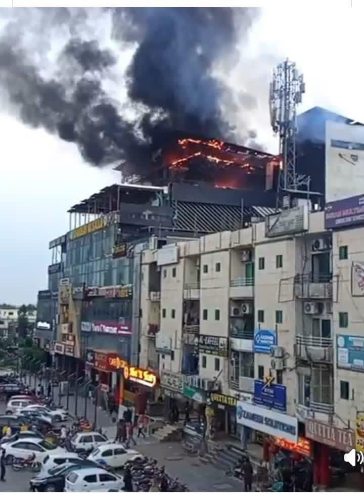 اسلام آباد کے آئی ایٹ مرکز میں سجی پلازہ میں آگ لگنے کی اطلاع، ریسکیو ٹیمیں موقع پر پہنچ گئیں