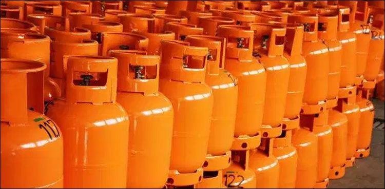 ایل پی جی مہنگی، اوگرا نے اگست کے لیے نئی قیمتوں کا اعلان، گھریلو سلنڈر 152 روپے مزید مہنگا