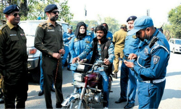 ایک سال بھی نہ چل سکی نئی وردی، لاہور ٹریفک پولیس دوبارہ پرانی یونیفارم میں واپس آنے کو تیار