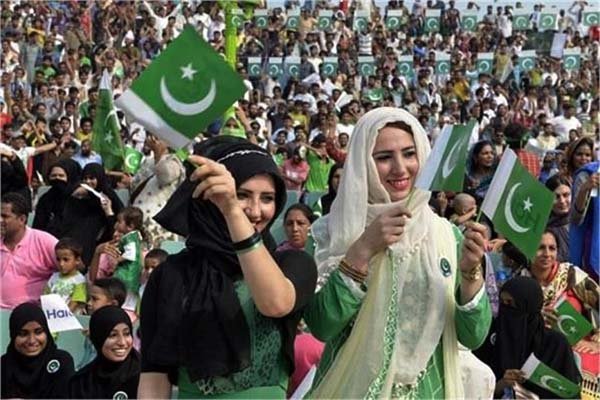 جشن آزادی: پاکستان میں سبز ہلالی پرچموں کی بہار، سکھ بچی کا پیغام بھی توجہ کا مرکز