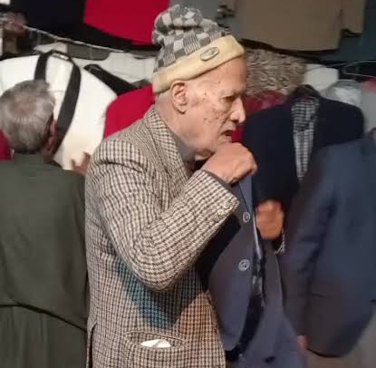 لنڈا بازار کے بزرگ کپڑا فروش مشتاق شفیعی صدارتی ایوارڈ کے لیے نامزد، سادہ زندگی کی کہانی نے سب کی توجہ حاصل کرلی