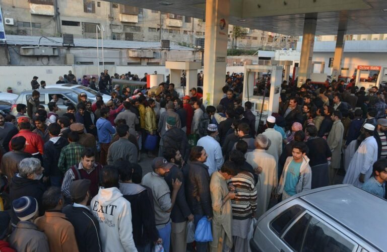 پیٹرولیم ڈیلرز کا بڑا اعلان، 15 اگست سے ملک بھر میں پیٹرول پمپس غیر معینہ مدت کے لیے بند کرنے کی دھمکی