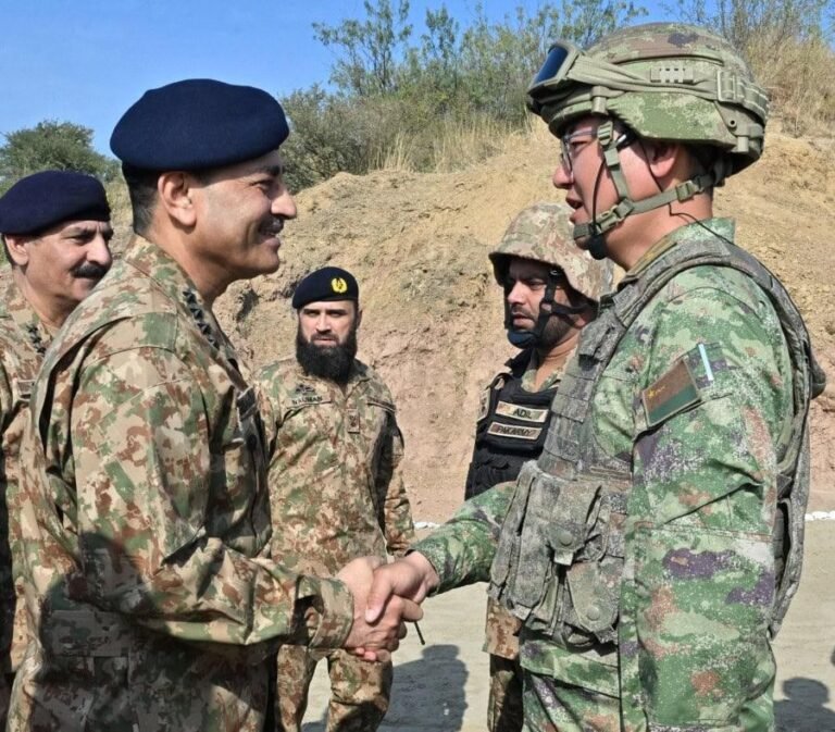 پاکستانی فوج کا سرکاری رابطوں کے لیے واٹس ایپ چھوڑنے کا فیصلہ؟ وی چیٹ اپنانے کی اطلاعات