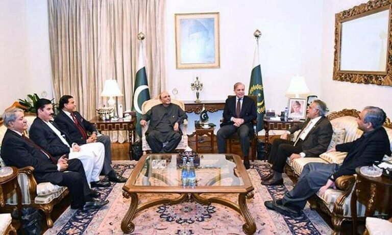 چار سالہ سیاسی ساتھ کے بعد نئی لڑائی؟ ن لیگ اور پیپلز پارٹی کی سیاست کا اگلا انتخابی ڈرامہ