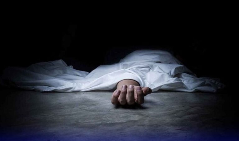 راولپنڈی: ڈھوک حسو کے علاقے میں وی آئی پی سکیورٹی برانچ سے وابستہ سب انسپکٹر اکرام اللہ نیازی کی لاش ان کے کرائے کے کمرے سے برآمد ہوئی ہے، جس کے بعد پولیس نے واقعے کی تحقیقات شروع کردی ہیں۔