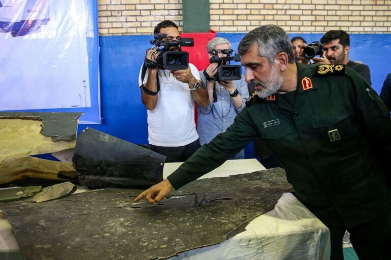 ایران میں امریکی F-15E کے ملبے کی نمائش، تہران کا جنگی کامیابیوں کو دنیا کے سامنے لانے کا فاتحانہ انداز