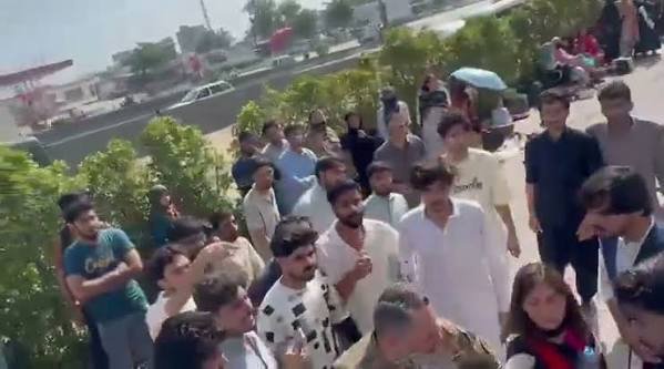 سرحد یونیورسٹی فائرنگ واقعہ: طلبہ کا احتجاج، فوجی افسر تحویل میں، اسلام آباد میں صورتحال پر تشویش